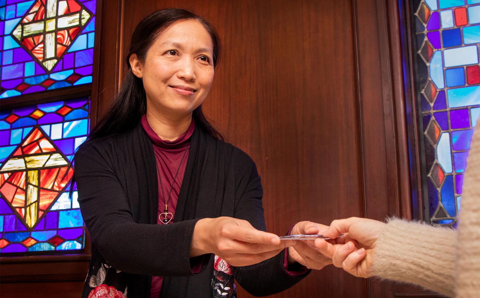 Helen Chan receiving a gift card