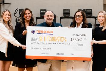 Cheque presentation photo