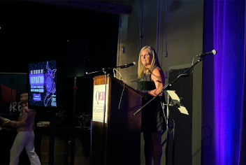 Pro golfer Lorie Kane speaks in support of CO2 laser at PEI Evening of Inspiration.